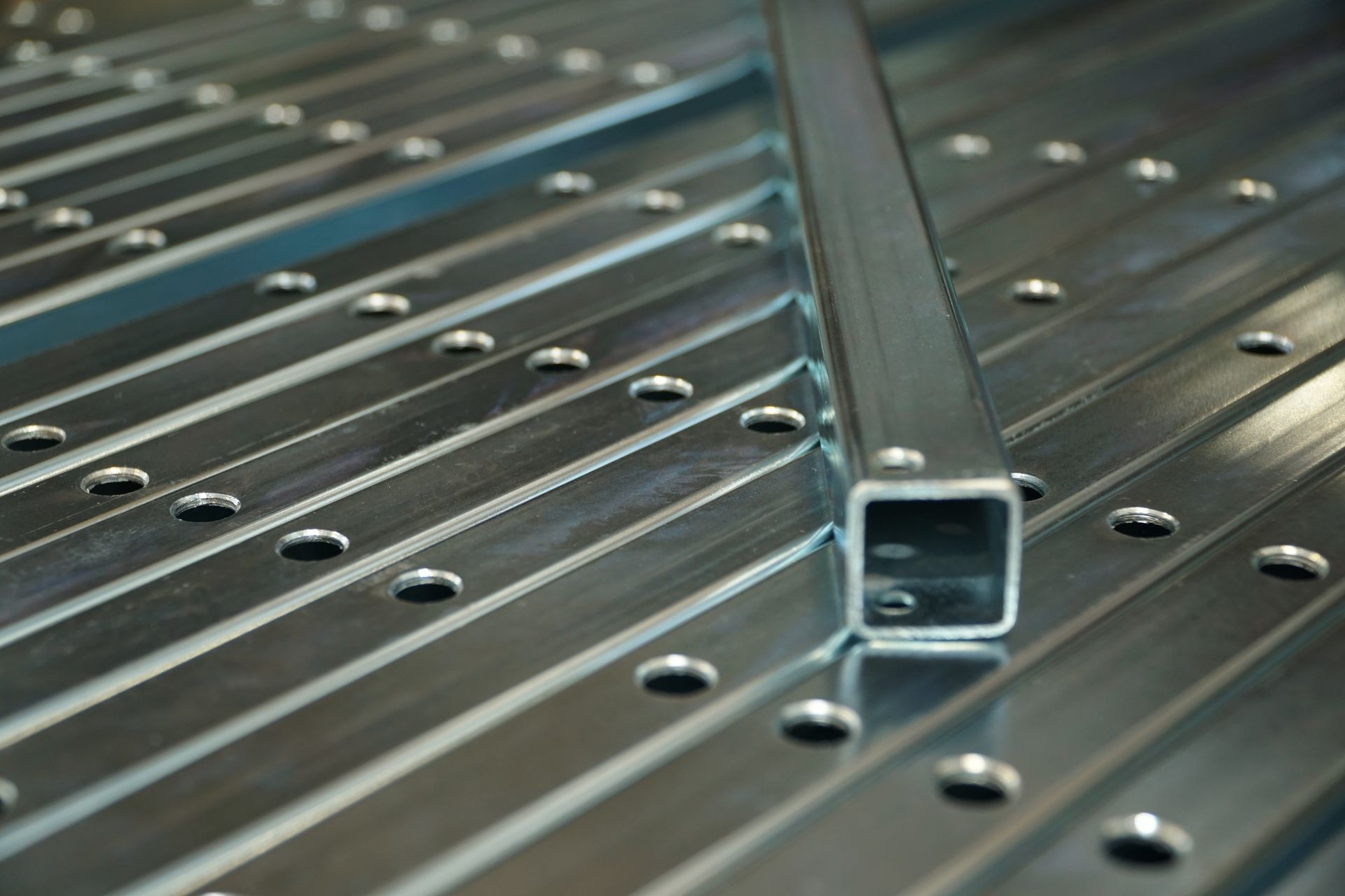 baner z metalowymi detalami