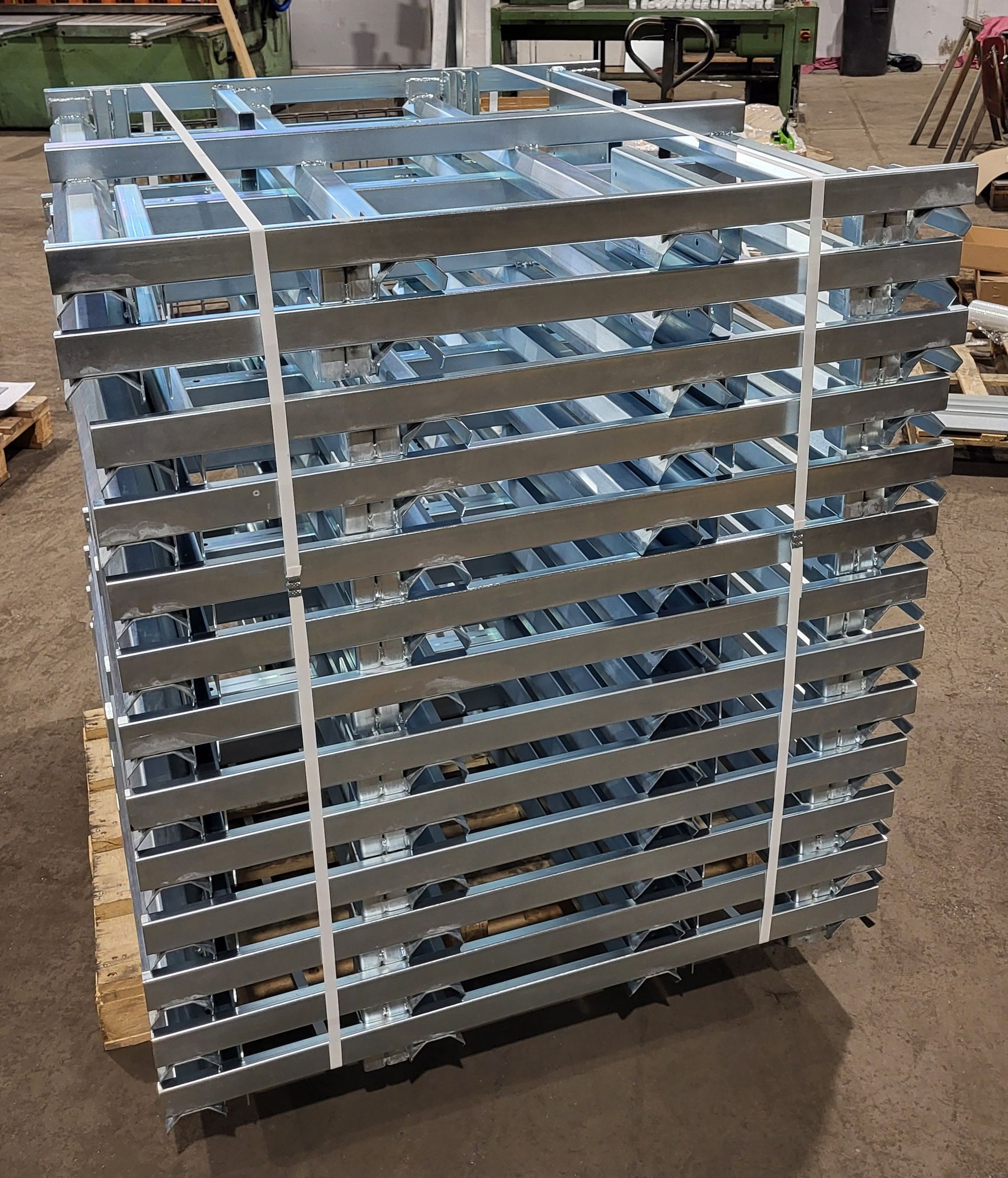 paleta z pocynkowanymi detalami